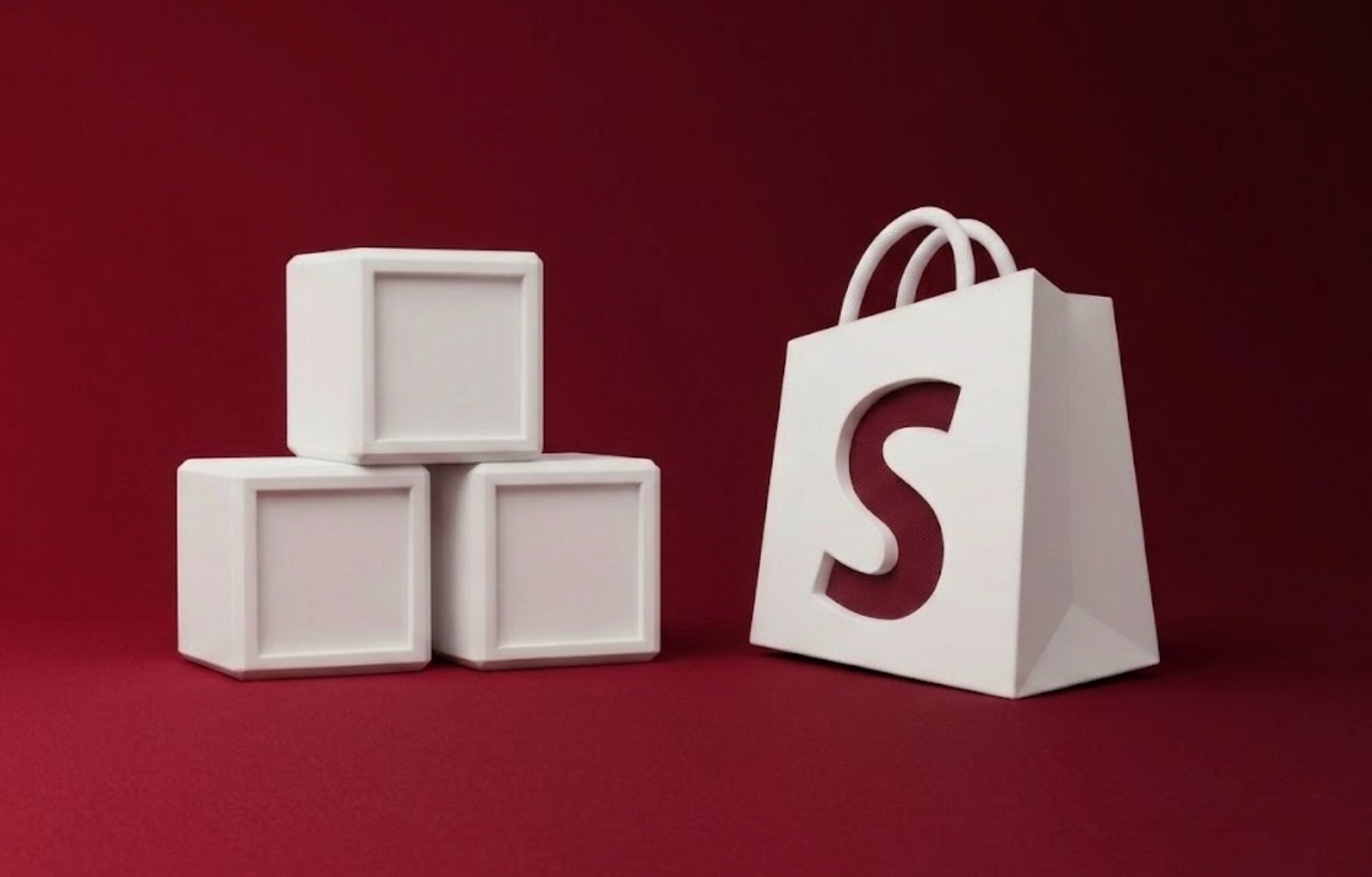 Una bolsa de compras con el logo de Shopify junto a unos bloques blancos, sobre un fondo rojo